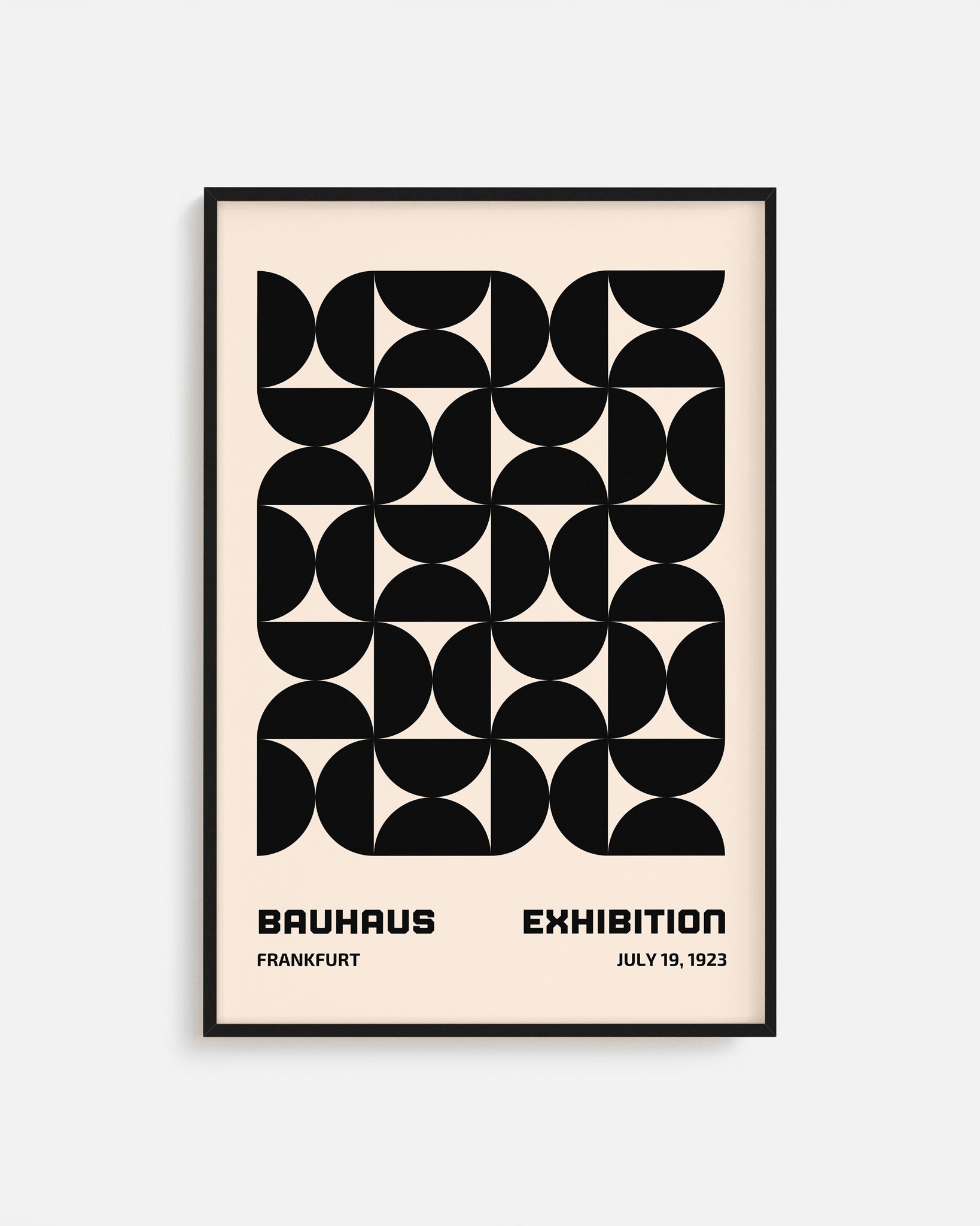 Cuadro Bauhaus con formas geométricas negras sobre fondo beige