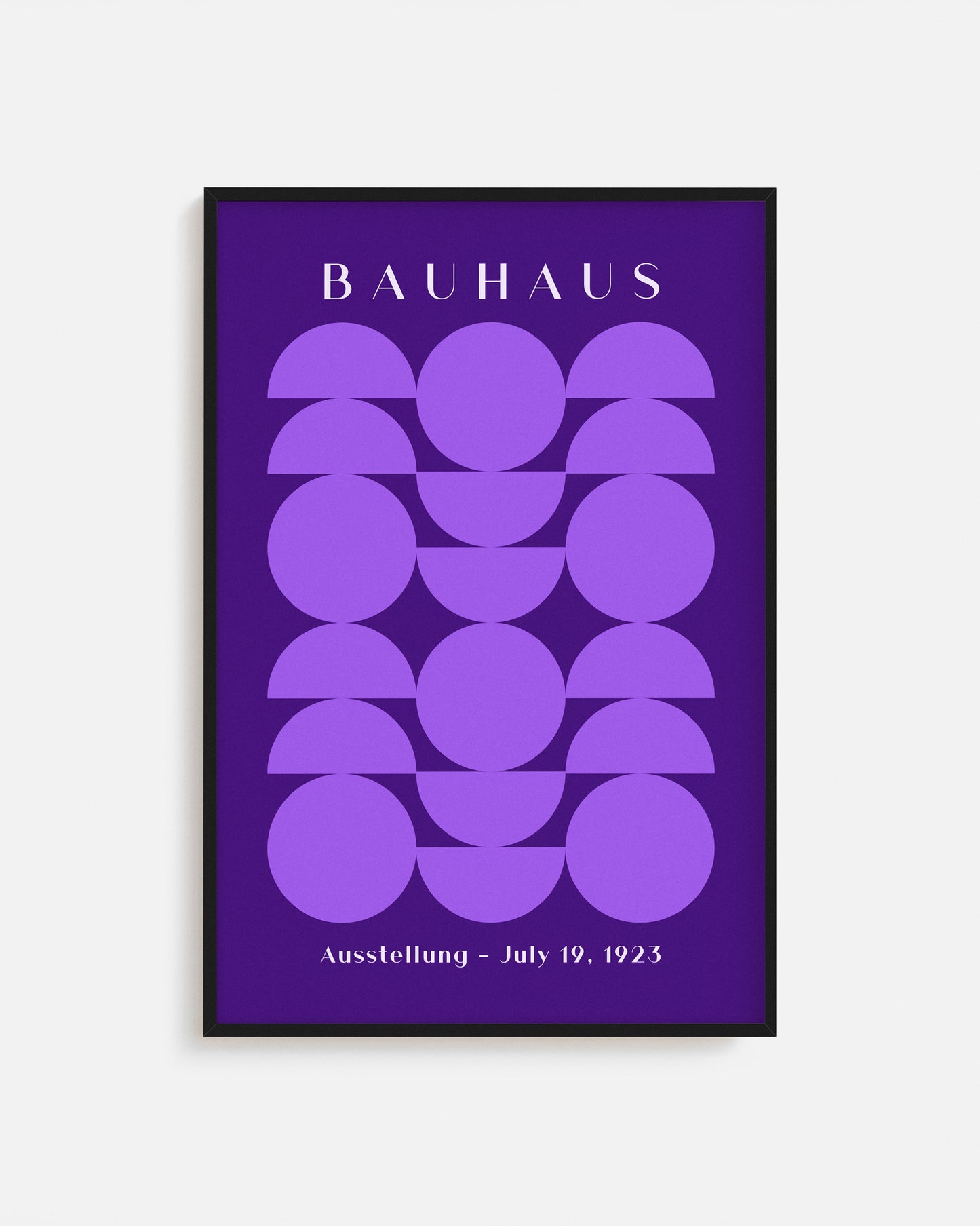 Cuadro Bauhaus con geometría violeta sobre fondo oscuro