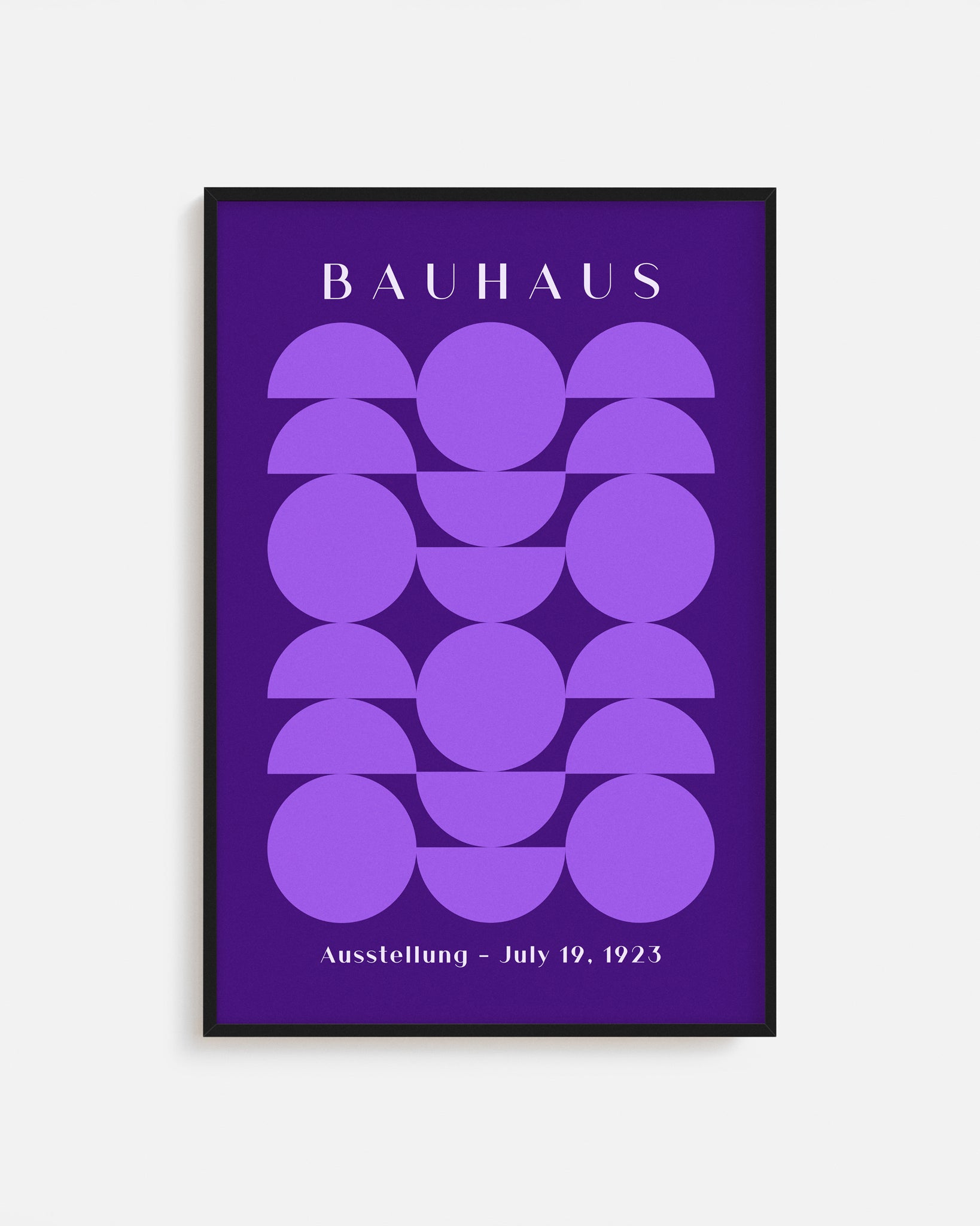 Cuadro Bauhaus con geometría violeta sobre fondo oscuro