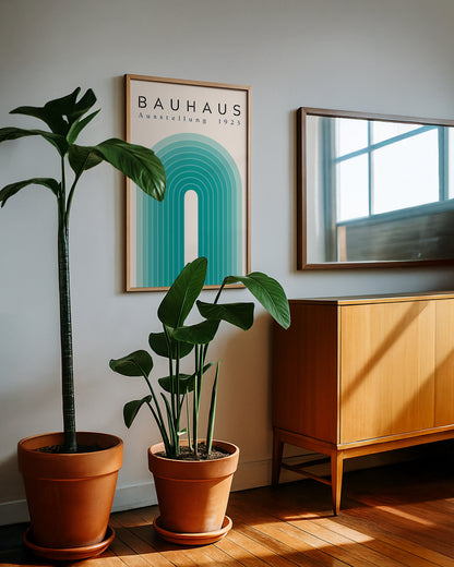 Cuadro Bauhaus con arco en tonos verde agua sobre fondo beige
