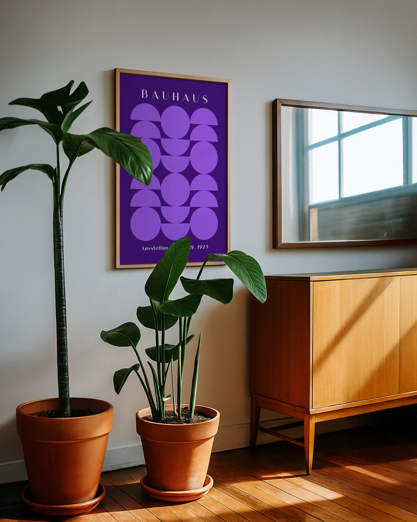 Cuadro Bauhaus con geometría violeta sobre fondo oscuro