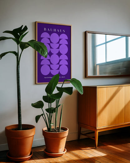 Cuadro Bauhaus con geometría violeta sobre fondo oscuro