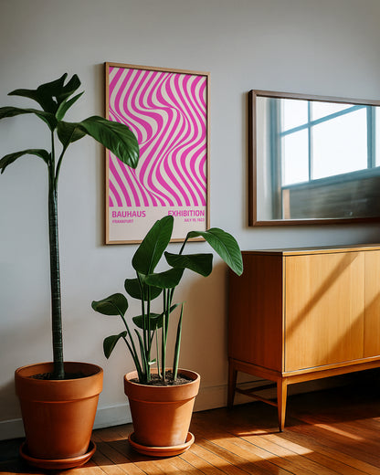 Cuadro Bauhaus con diseño abstracto de líneas irregulares rosas.