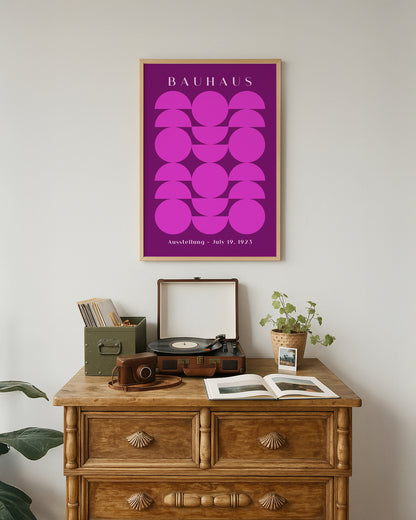Cuadro Bauhaus con figuras geométricas fucsias sobre fondo púrpura