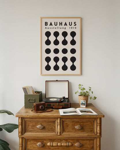 Cuadro Bauhaus con diseño óptico de líneas curvas en blanco y negro