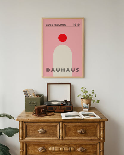 Cuadro minimalista Bauhaus con arco beige y círculo rojo