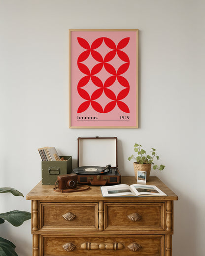 Cuadro Bauhaus con flores geométricas rojas sobre fondo rosa